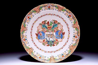 Une assiette armoriée en faïence de Delft polychrome petit feu à décor d'une vache gagnante de prix, 18ème
