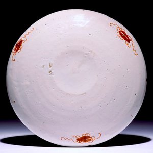 Une assiette armoriée en faïence de Delft polychrome petit feu à décor d'une vache gagnante de prix, 18ème — photo 2