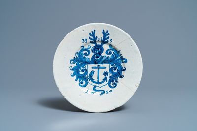 Une assiette armoriée en faïence portugaise en bleu et blanc, datée 1650