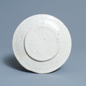Une assiette armoriée en faïence portugaise en bleu et blanc, datée 1650 — photo 2