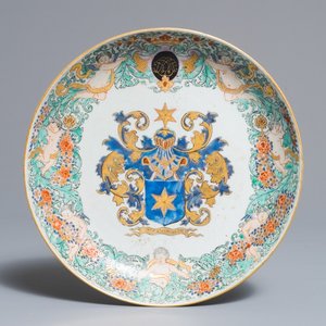 Une assiette armoriée en porcelaine de Chine aux armes de Langerak, datée 1744, Qianlong — photo 1