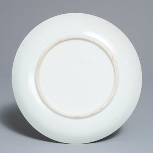 Une assiette armoriée en porcelaine de Chine aux armes de Langerak, datée 1744, Qianlong — photo 2