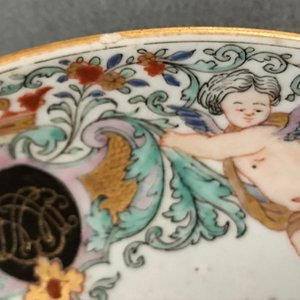 Une assiette armoriée en porcelaine de Chine aux armes de Langerak, datée 1744, Qianlong — photo 3