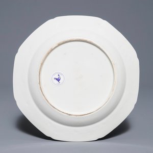 Une assiette armoriée en porcelaine de Chine bleu et blanc pour le marché anglais, Qianlong — photo 2