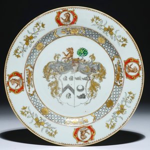 Une assiette armoriée en porcelaine de Chine d'exportation aux armoiries de "More Impaling Hog", Qianlong — photo 1
