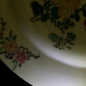 Une assiette au papillon en porcelaine de Chine famille rose, Yongzheng, 1723-1735 — photo 3
