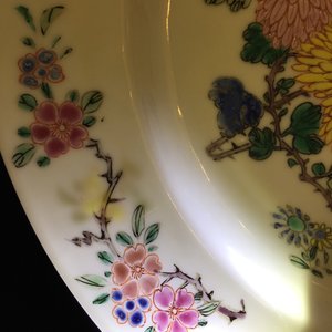 Une assiette au papillon en porcelaine de Chine famille rose, Yongzheng, 1723-1735 — photo 4