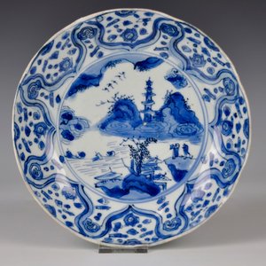Une assiette au paysage en porcelaine de Chine bleu et blanc de type Kraak, Ming, Wanli — photo 1