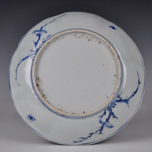 Une assiette au paysage en porcelaine de Chine bleu et blanc de type Kraak, Ming, Wanli — photo 2