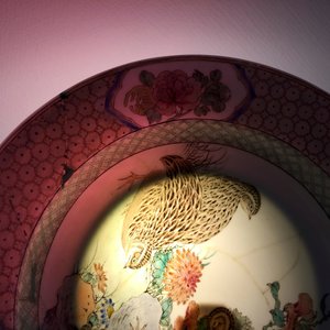Une assiette aux cailles en porcelaine de Chine coquille d'oeuf famille rose au dos rouge rubis, Yongzheng, 1723-1735 — photo 7