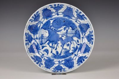 Une assiette aux chevaux en porcelaine de Chine bleu et blanc de type Kraak, Ming, Wanli