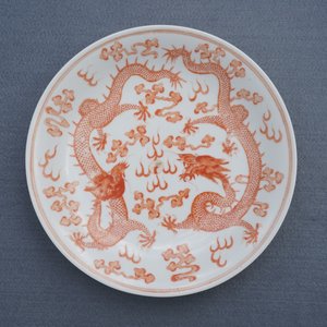 Une assiette aux dragons en porcelaine de Chine rouge de fer au dos rouge de rubis, marque et époque de Guangxu — photo 5