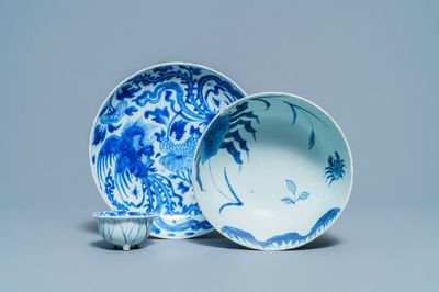 Une assiette aux phénix, un bol aux crabes et un bol en forme de lotus en porcelaine de Chine en bleu et blanc, Kangxi