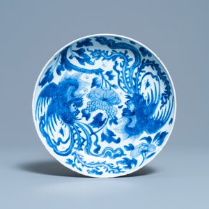 Une assiette aux phénix, un bol aux crabes et un bol en forme de lotus en porcelaine de Chine en bleu et blanc, Kangxi — photo 2