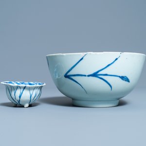 Une assiette aux phénix, un bol aux crabes et un bol en forme de lotus en porcelaine de Chine en bleu et blanc, Kangxi — photo 6