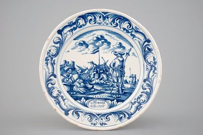 Une assiette aux soldats au camp, en faïence de Makkum, la Frise, daté 1764