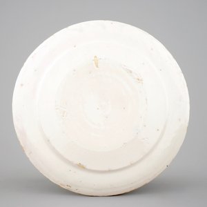 Une assiette aux soldats au camp, en faïence de Makkum, la Frise, daté 1764 — photo 2