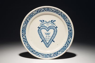 Une assiette d'anniversaire de mariage en faïence de Delft bleu et blanc, daté 1711