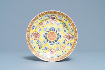 Une assiette d'anniversaire en porcelaine de Chine à fond jaune, marque et époque de Guangxu