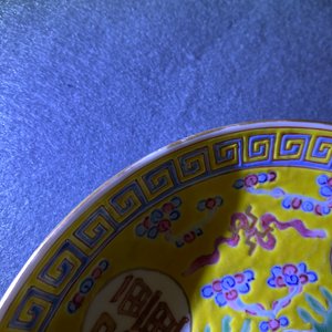 Une assiette d'anniversaire en porcelaine de Chine famille rose, marque et époque de Guangxu — photo 8