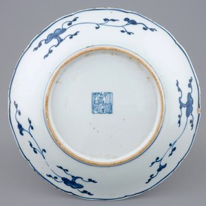 Une assiette de style Ming en porcelaine de Chine bleu et blanc à décor de lotus, marque et période de Qianlong — photo 2