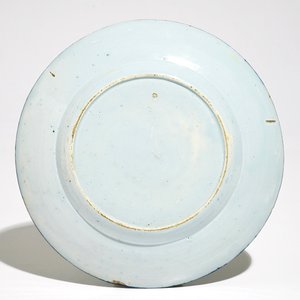 Une assiette 'Echantillon' en faïence de Delft bleu et blanc sur fond jaune, 18ème — photo 2