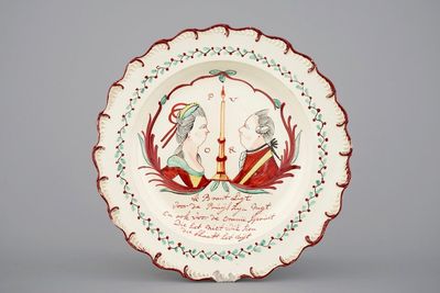 Une assiette en creamware anglaise au décor hollandais de double portraits, 18ème siècle