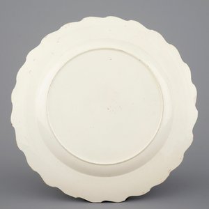 Une assiette en creamware anglaise au décor hollandais de double portraits, 18ème siècle — photo 2