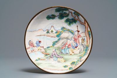 Une assiette en émaux de Canton à décor de figures dans un jardin, marque et époque de Qianlong