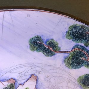 Une assiette en émaux de Canton à décor de figures dans un jardin, marque et époque de Qianlong — photo 11
