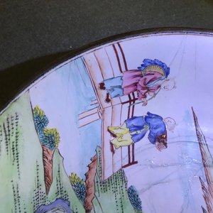 Une assiette en émaux de Canton à décor de figures dans un jardin, marque et époque de Qianlong — photo 12