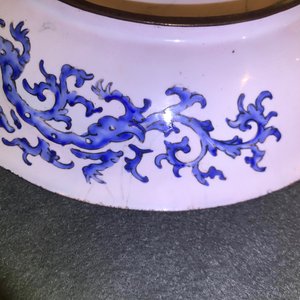 Une assiette en émaux de Canton à décor de figures dans un jardin, marque et époque de Qianlong — photo 20
