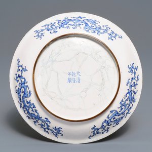 Une assiette en émaux de Canton à décor de figures dans un jardin, marque et époque de Qianlong — photo 2