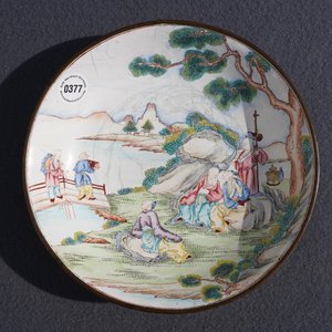 Une assiette en émaux de Canton à décor de figures dans un jardin, marque et époque de Qianlong — photo 3