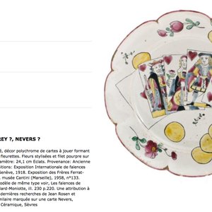 Une assiette en faïence à décor de cartes à jouer, poss. Ferrat, Moustiers, ou Nevers, 18ème — photo 3