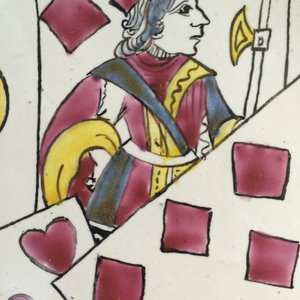 Une assiette en faïence à décor de cartes à jouer, poss. Ferrat, Moustiers, ou Nevers, 18ème — photo 10