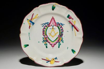 Une assiette en faïence à décor maçonnique, poss. Ferrat, Moustiers, ou Nevers, 18ème