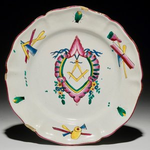 Une assiette en faïence à décor maçonnique, poss. Ferrat, Moustiers, ou Nevers, 18ème — photo 1