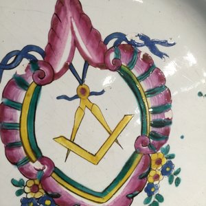 Une assiette en faïence à décor maçonnique, poss. Ferrat, Moustiers, ou Nevers, 18ème — photo 6