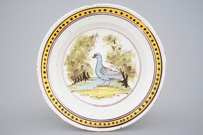 Une assiette en faïence de Bruxelles au décor d'un oiseau, 18ème