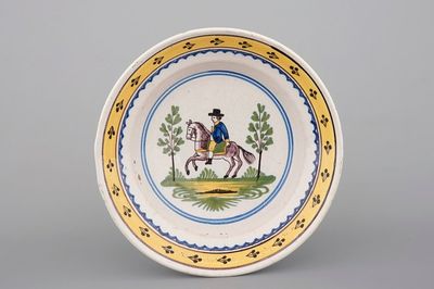 Une assiette en faïence de Bruxelles, décor d'un cavalier, 18ème