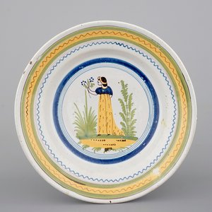 Une assiette en faïence de Bruxelles, décor d'une dame, 18ème — photo 1
