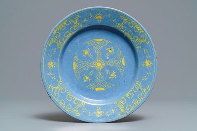 Une assiette en faïence de Delft à décor en jaune sur fond bleu bérettino, 18ème