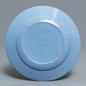 Une assiette en faïence de Delft à décor en jaune sur fond bleu bérettino, 18ème — photo 2