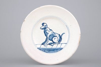 Une assiette en faïence de Delft au chien, 17ème