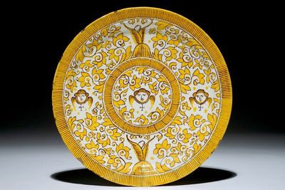 Une assiette en faïence de Delft aux têtes de chérubins, 18ème