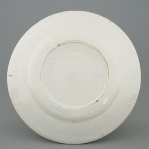 Une assiette en faïence de Delft avec une scène pastorale, 18ème — photo 2