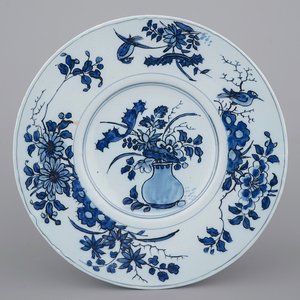 Une assiette en faïence de Delft bleu et blanc au décor chinoiserie, fin du 17ème — photo 1
