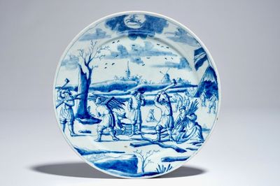 Une assiette en faïence de Delft bleu et blanc aux bûcherons de la série des "Zodiaques", début du 18ème