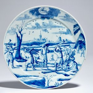 Une assiette en faïence de Delft bleu et blanc aux bûcherons de la série des "Zodiaques", début du 18ème — photo 1